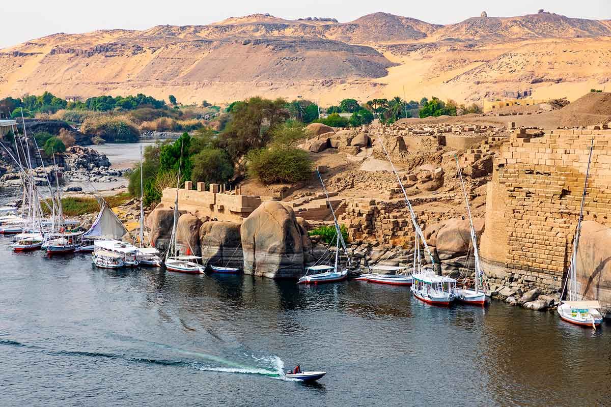 Aswan is a beautiful city in southern Egypt, situated along the banks of the Nile River. 